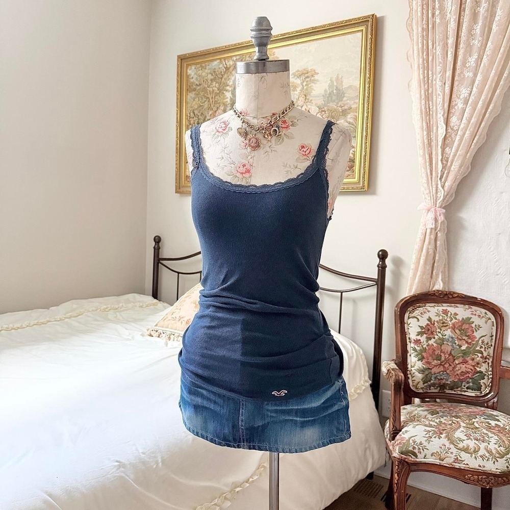 Navy Lace Cami  Y2K Hollister size small navy ribbed lace trim cami